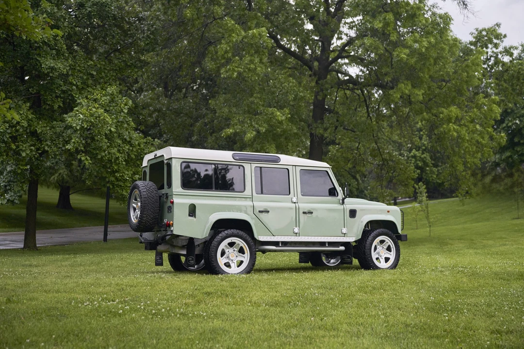 Land Rover Defender 110 - Image 26 of 31