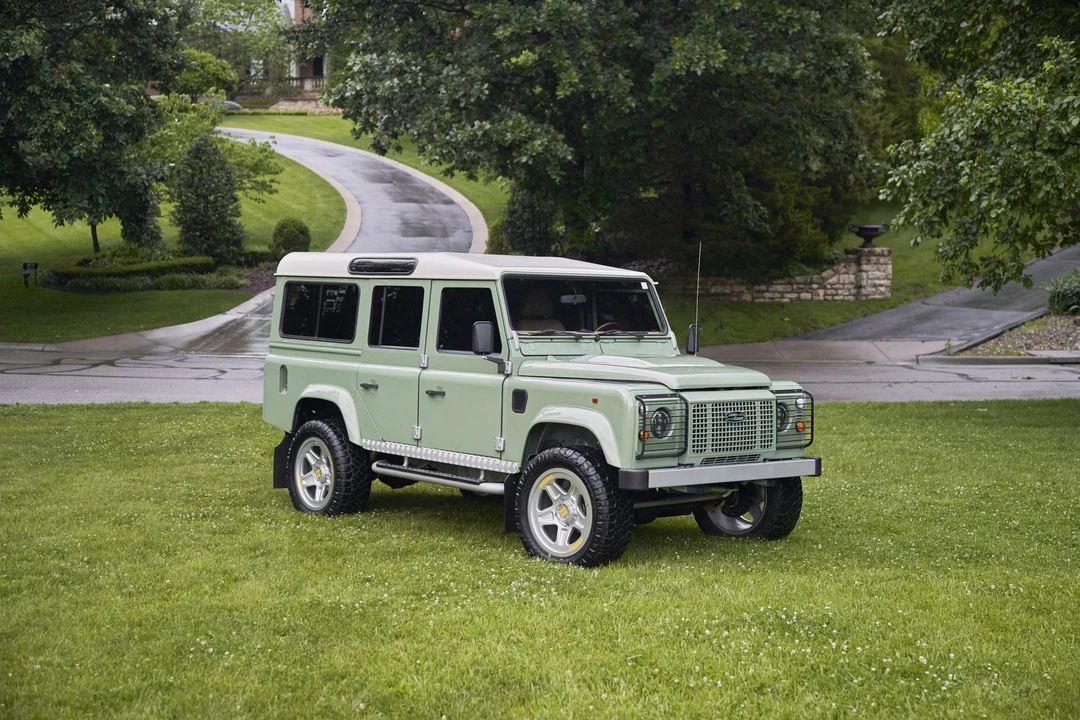 Land Rover Defender 110 - Image 6 of 31