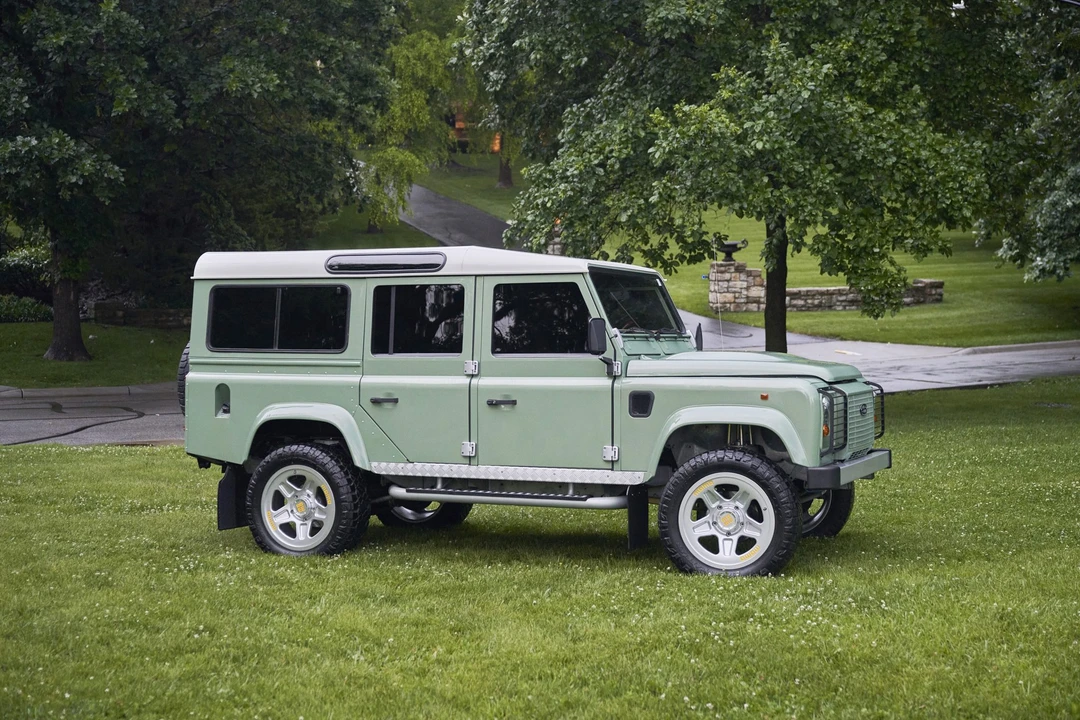 Land Rover Defender 110 - Image 3 of 31