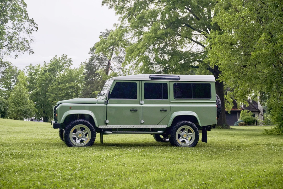 Land Rover Defender 110 - Image 14 of 31
