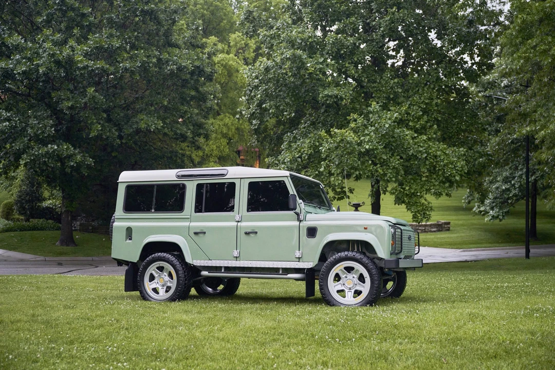 Land Rover Defender 110 - Image 2 of 31