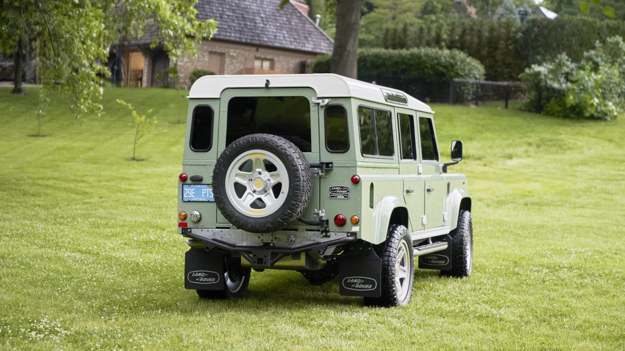 Land Rover Defender 110 - Image 21 of 31
