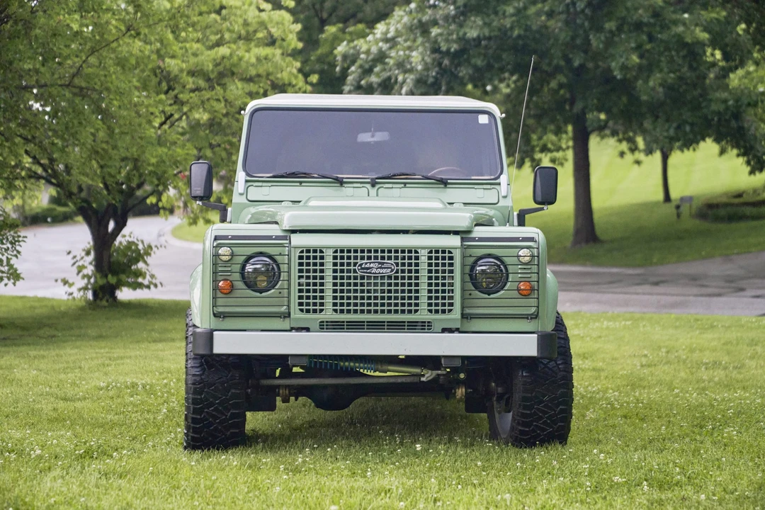 Land Rover Defender 110 - Image 11 of 31