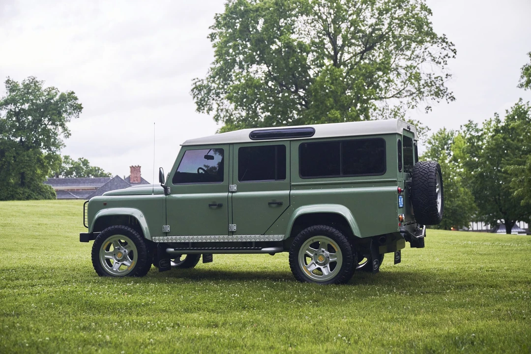 Land Rover Defender 110 - Image 15 of 31
