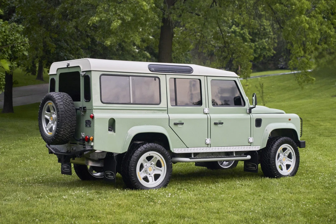 Land Rover Defender 110 - Image 24 of 31