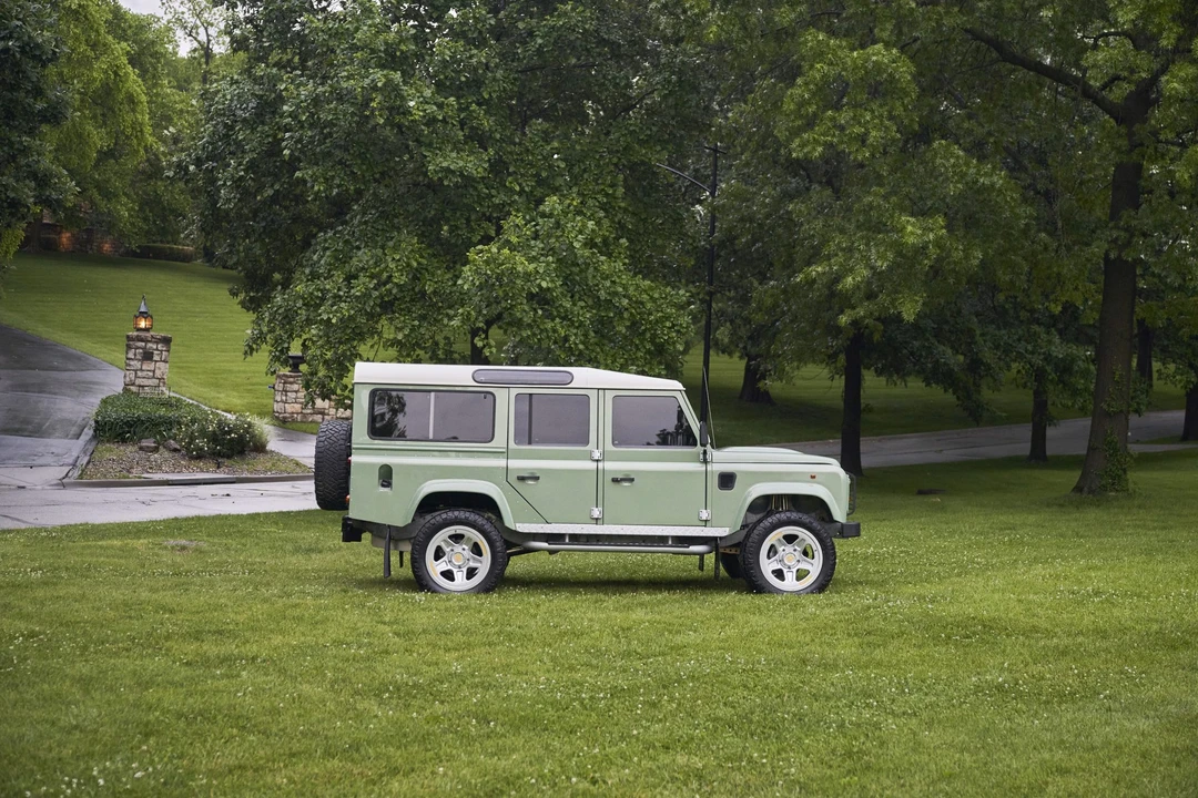 Land Rover Defender 110 - Image 27 of 31