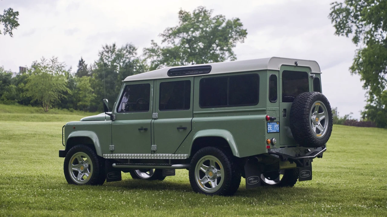 Land Rover Defender 110 - Image 17 of 31