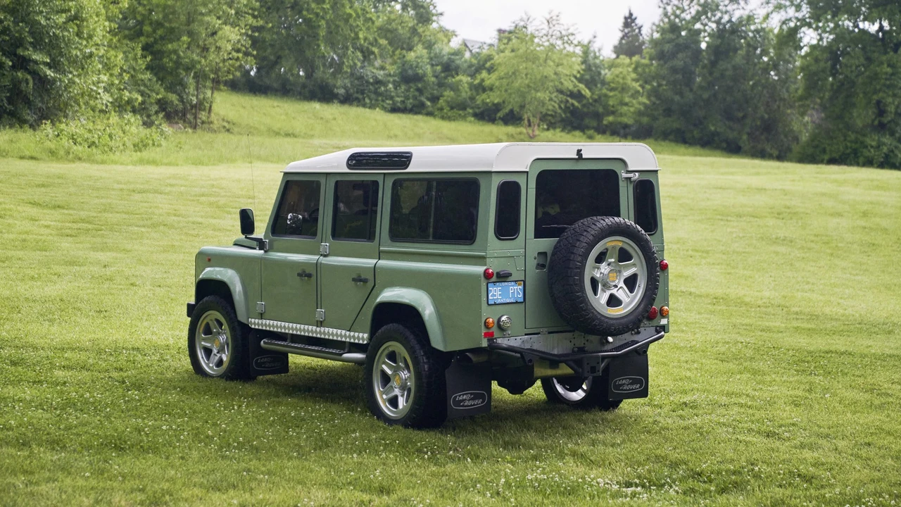 Land Rover Defender 110 - Image 18 of 31