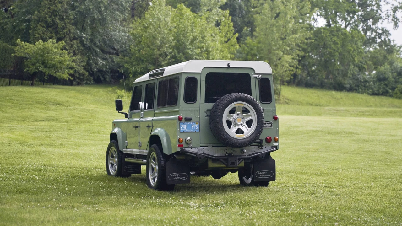Land Rover Defender 110 - Image 19 of 31