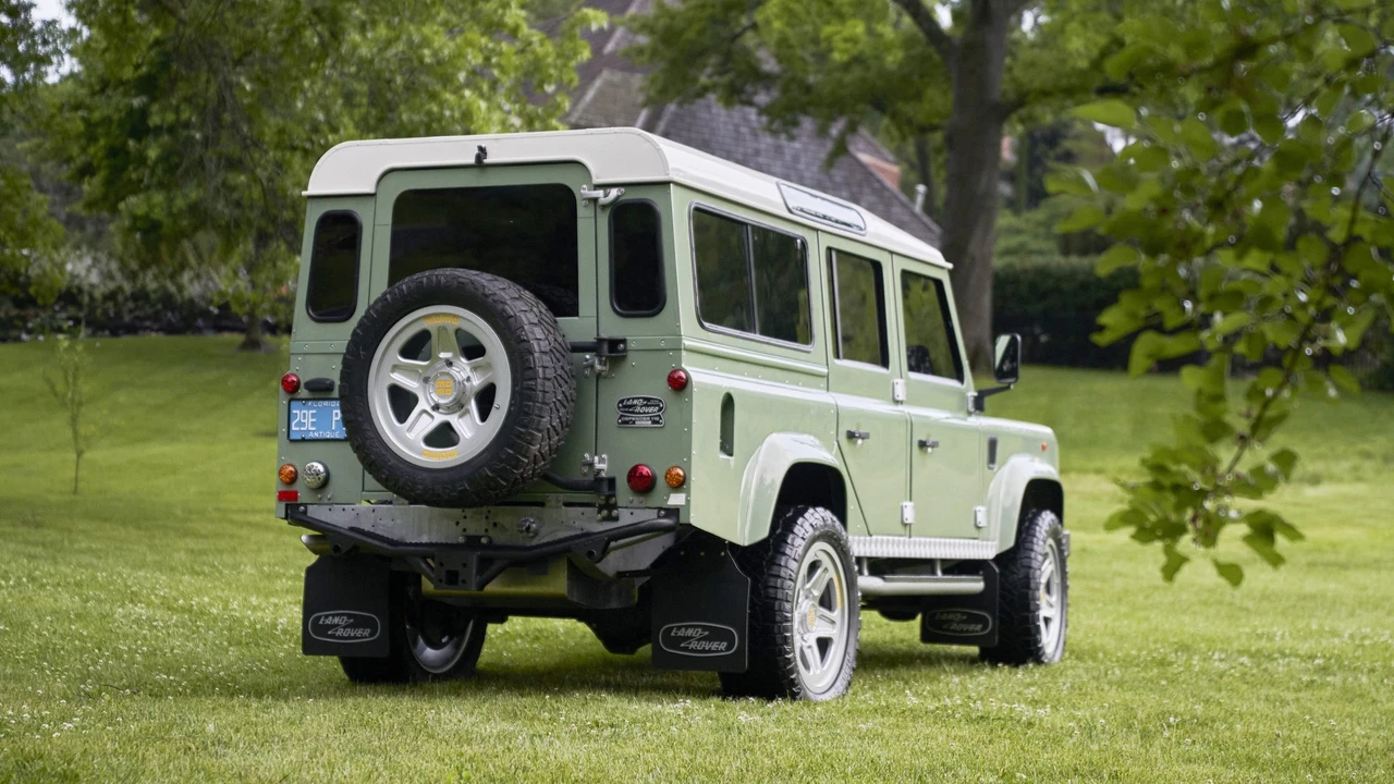 Land Rover Defender 110 - Image 22 of 31
