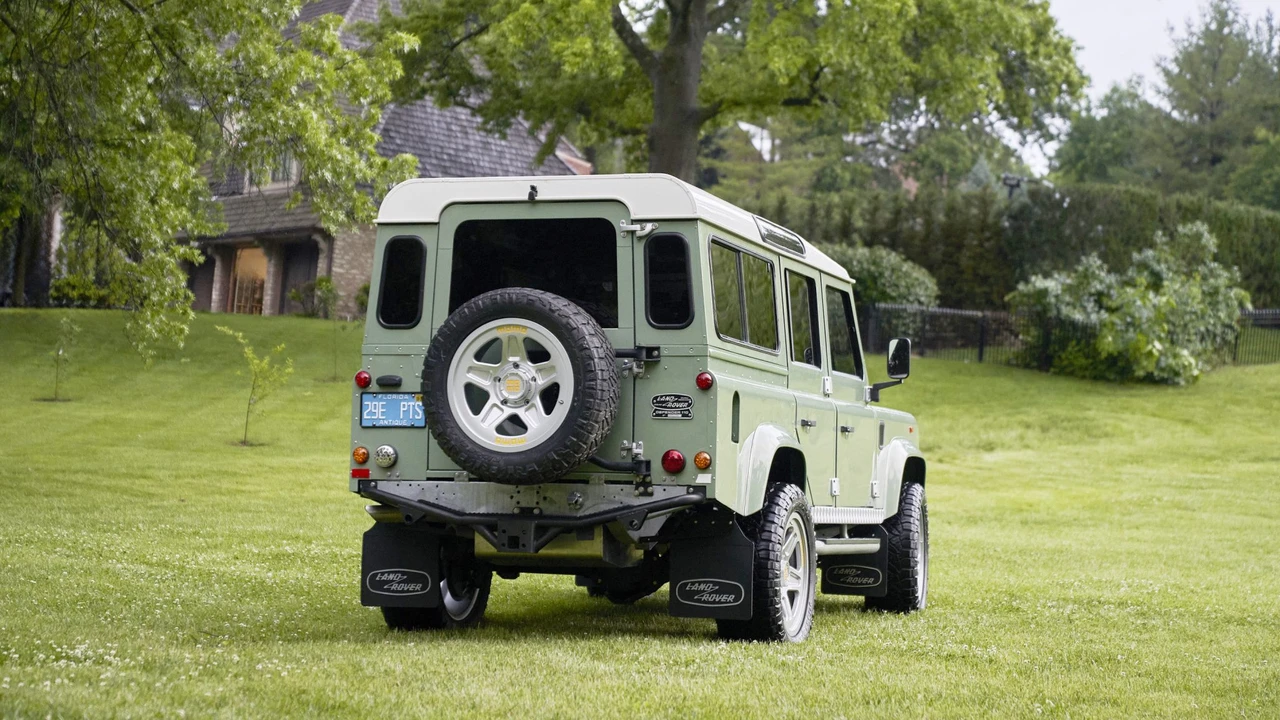 Land Rover Defender 110 - Image 23 of 31