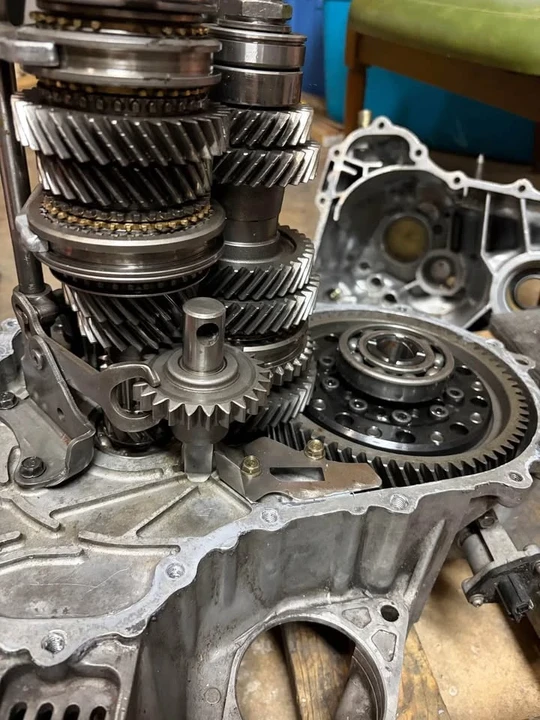 Parts & Memorabilia Gearboxes - Image 3 of 4