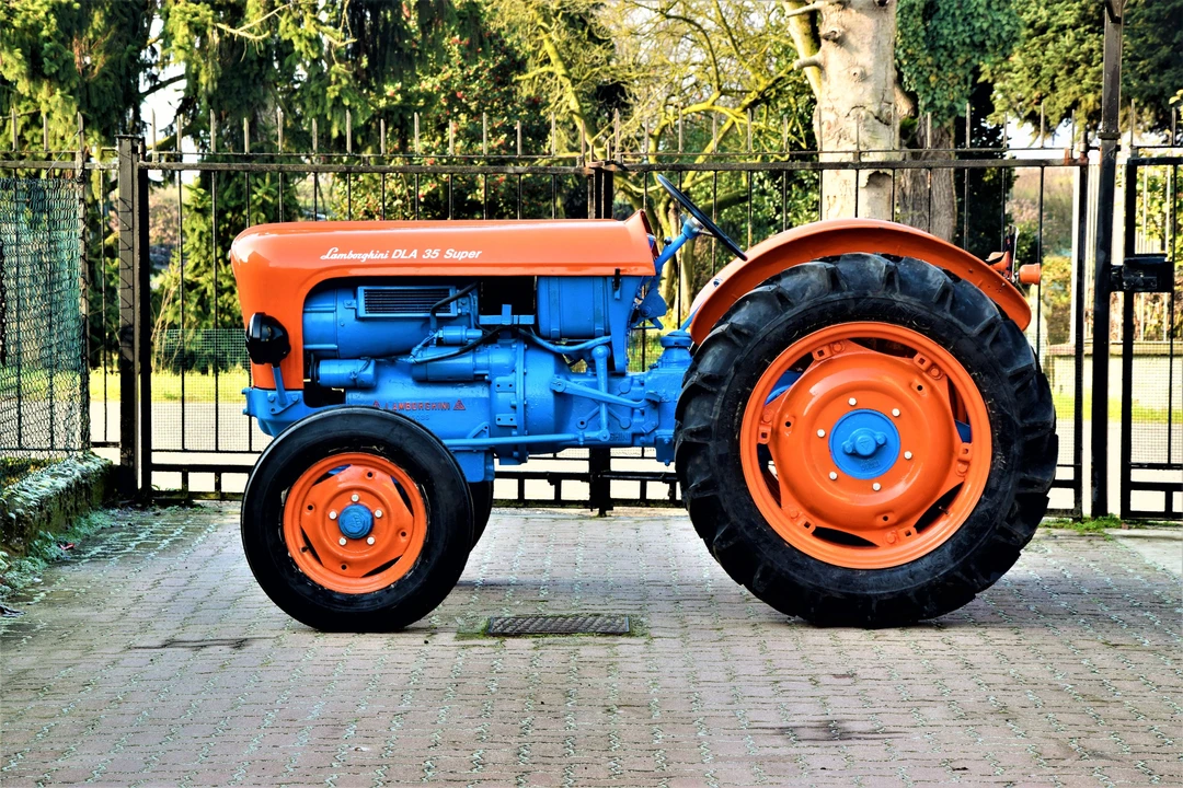 Lamborghini Tractors - Image 3 of 10