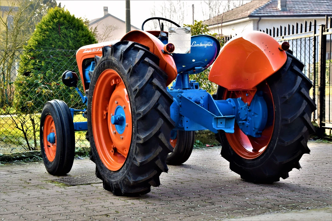 Lamborghini Tractors - Image 4 of 10