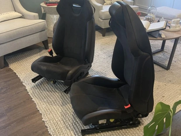 Parts & Memorabilia Seats & Interior - Image 2 of 4