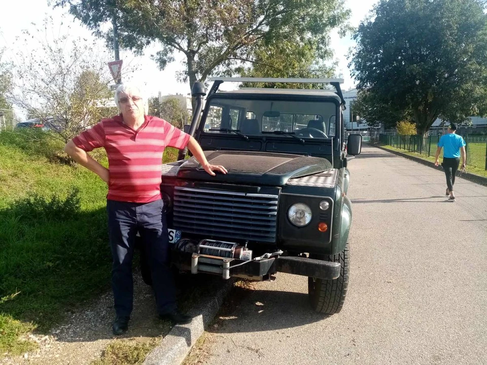 2002 Land Rover Defender 110 - Image 11 of 20