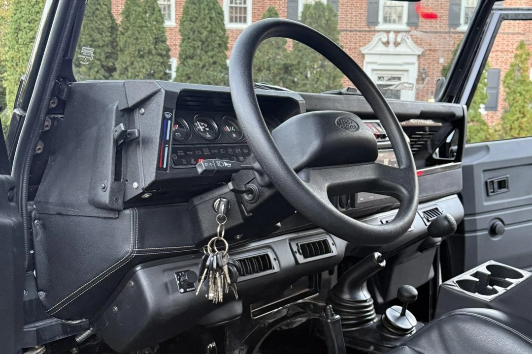 Land Rover Defender 110 - Image 5 of 8
