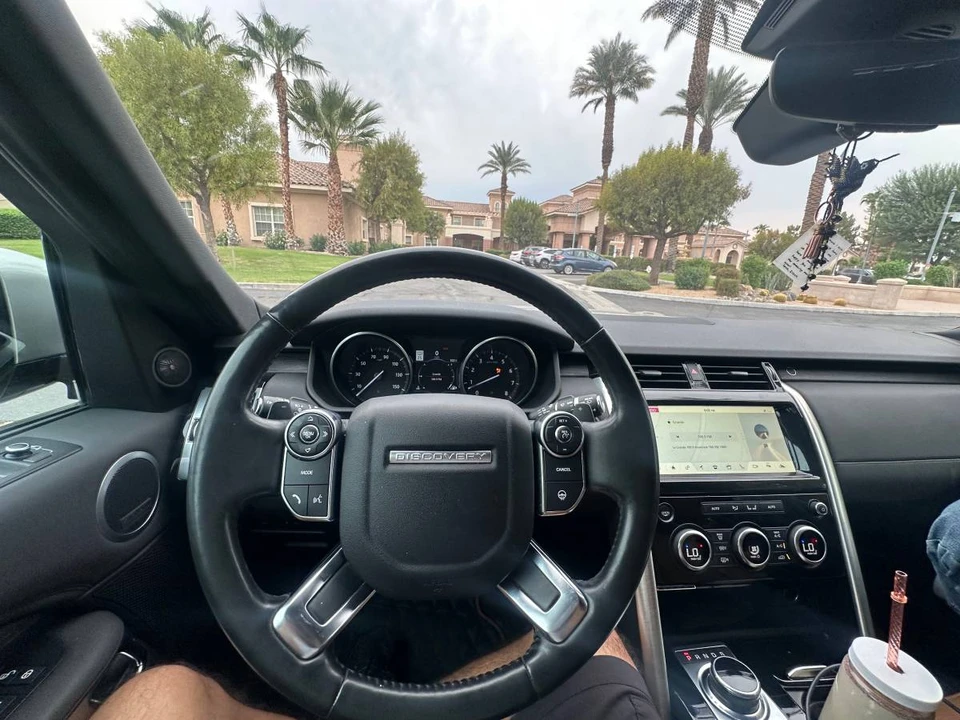 2017 Land Rover Discovery 5th Gen - Image 8 of 15