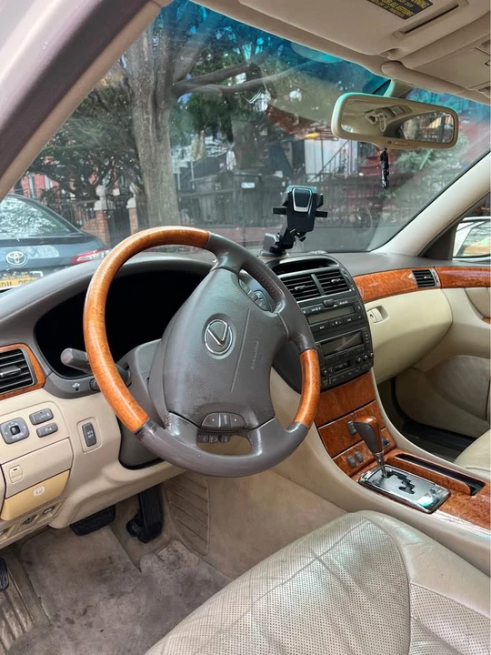 2005 Lexus LS 3rd Gen - Image 8 of 10