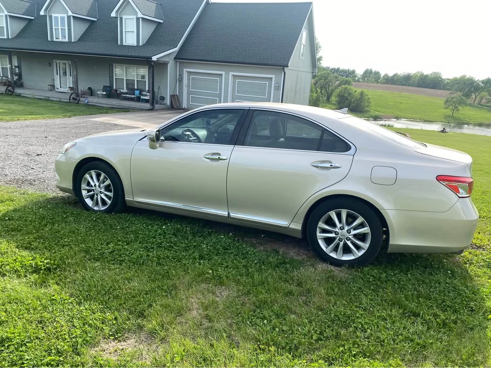 2010 Lexus ES 5th Gen - Image 4 of 4