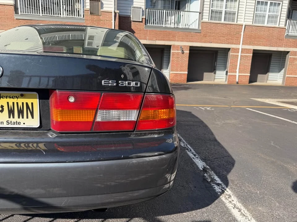 1998 Lexus ES 3rd Gen - Image 2 of 3