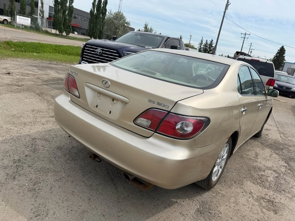 Lexus ES - Image 3 of 10