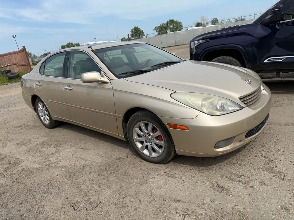 Lexus ES - Image 2 of 10