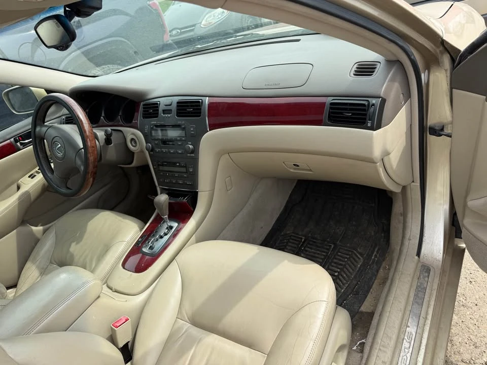Lexus ES - Image 10 of 10