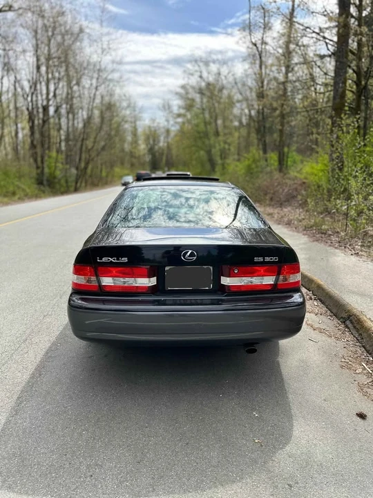 2001 Lexus ES 3rd Gen - Image 2 of 10