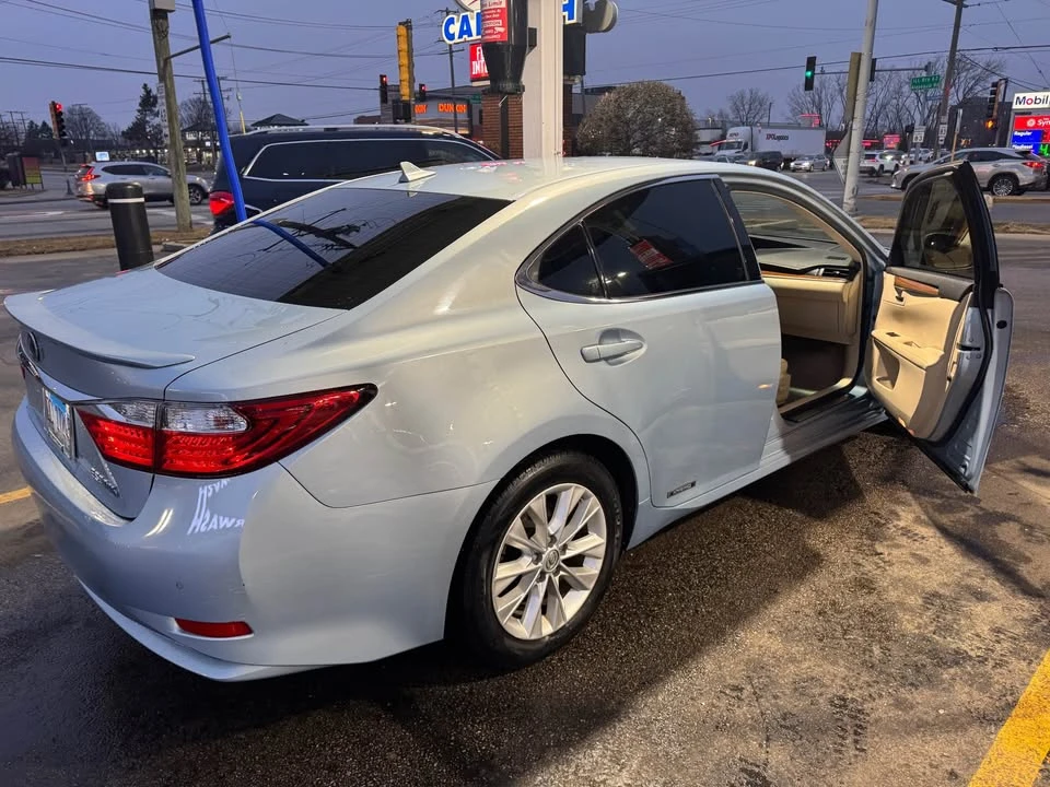 2013 Lexus ES 6th Gen - Image 9 of 10