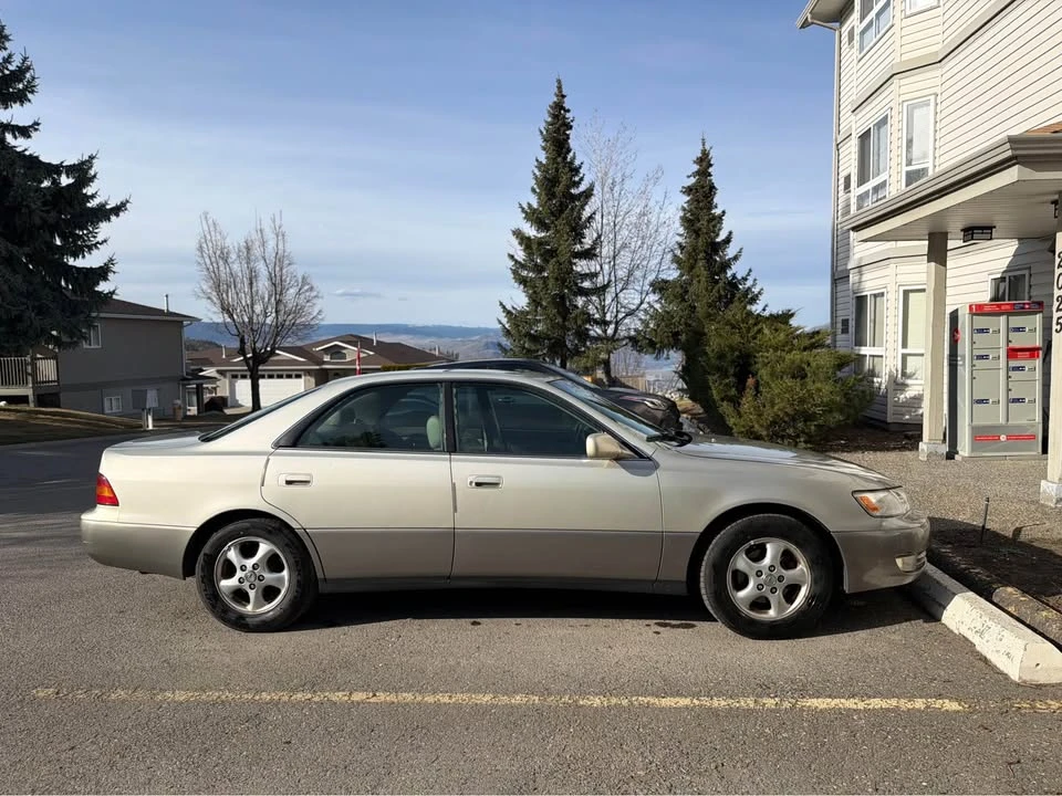 1998 Lexus ES - Image 4 of 9