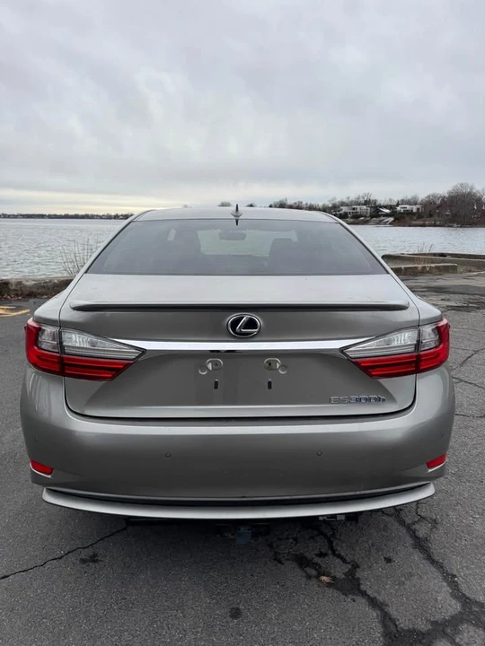 2016 Lexus ES 6th Gen - Image 5 of 9