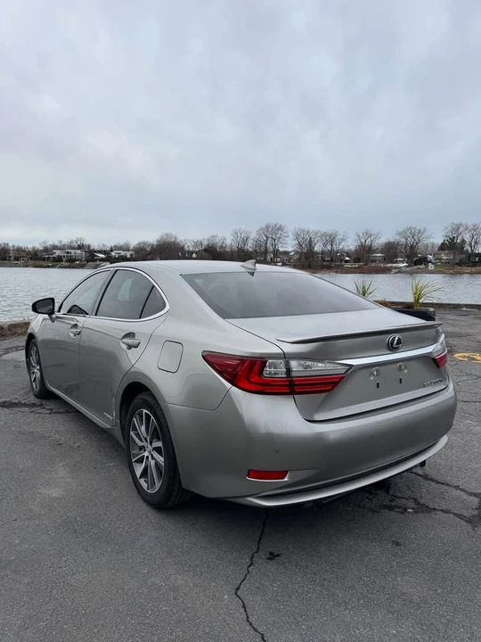 2016 Lexus ES 6th Gen - Image 4 of 9
