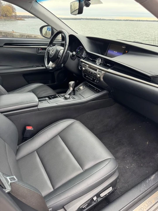 2016 Lexus ES 6th Gen - Image 8 of 9