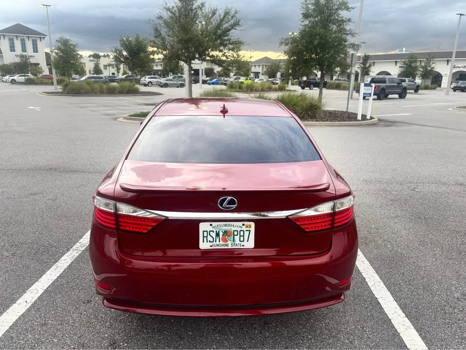Lexus ES 6th Gen - Image 7 of 10