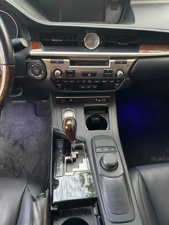 2014 Lexus ES 6th Gen - Image 9 of 10