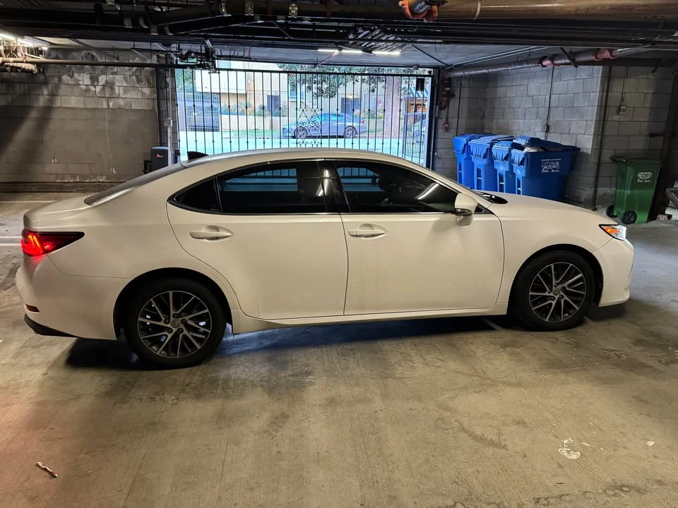 2016 Lexus ES 6th Gen - Image 5 of 10