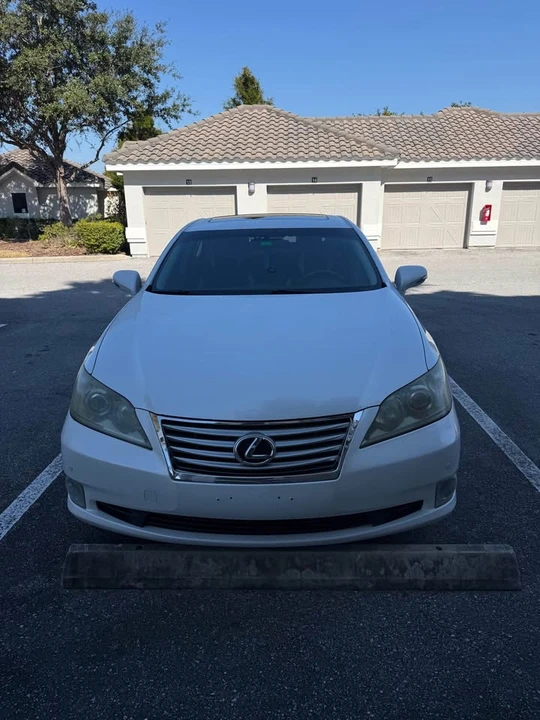 2011 Lexus ES 5th Gen - Image 3 of 10