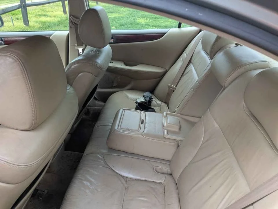Lexus ES - Image 2 of 10