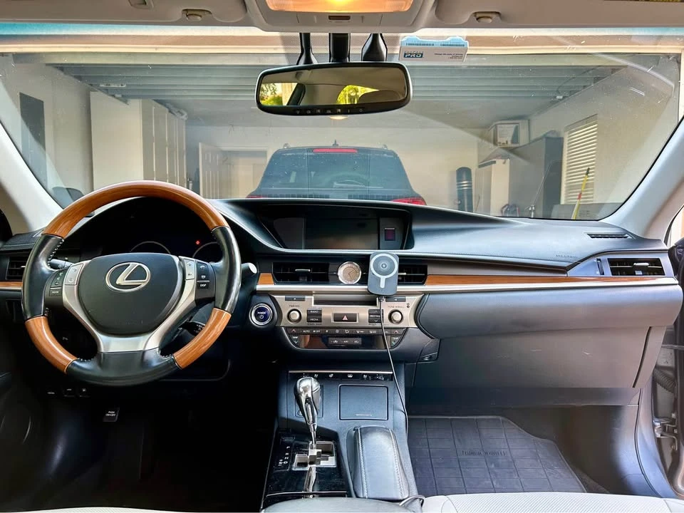 2013 Lexus ES 6th Gen - Image 2 of 10