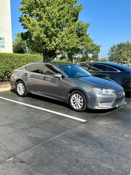 2013 Lexus ES 6th Gen - Image 5 of 10