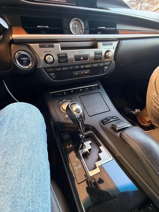 2013 Lexus ES 6th Gen - Image 6 of 8