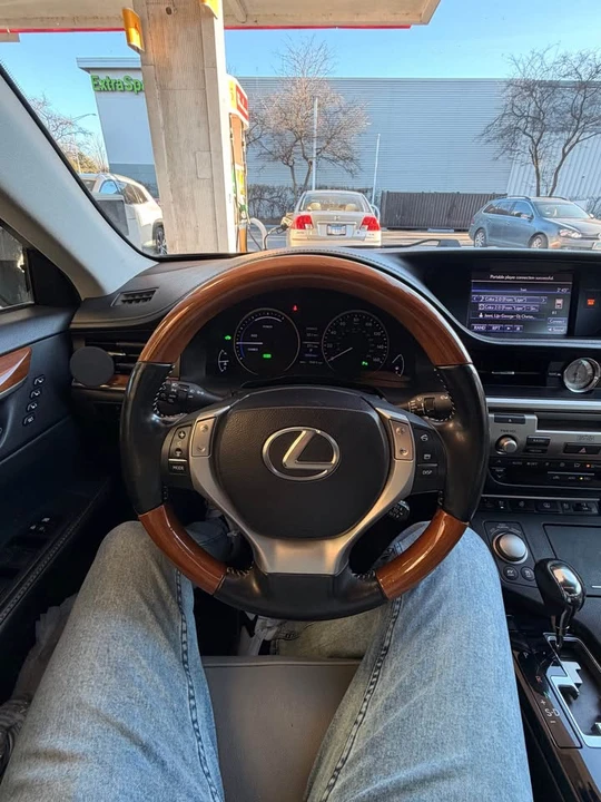 2013 Lexus ES 6th Gen - Image 5 of 8