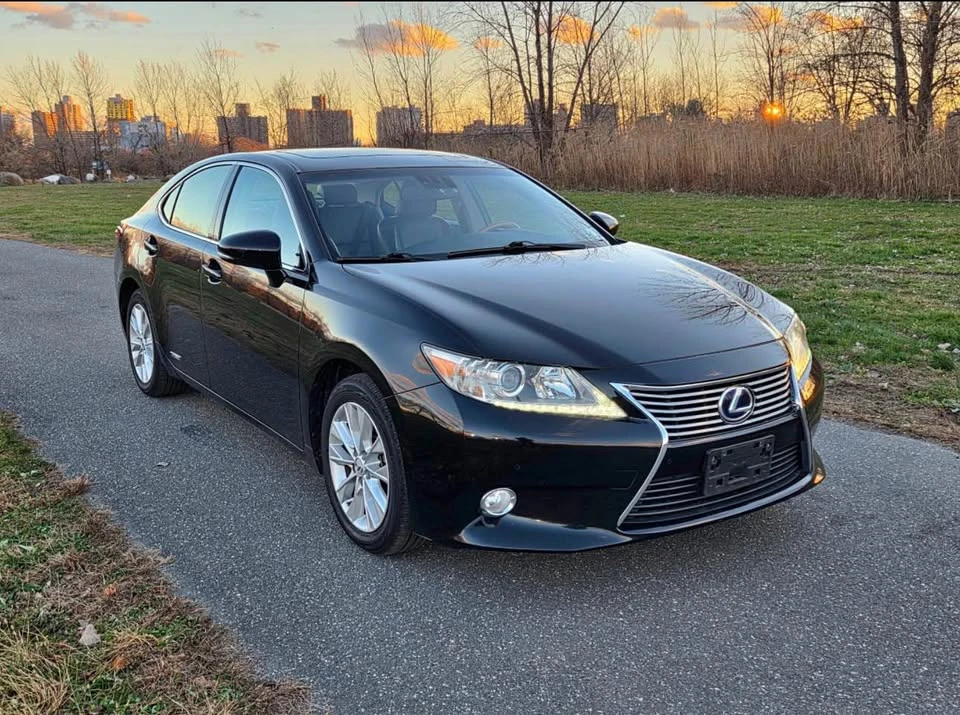 2013 Lexus ES 6th Gen - Image 9 of 10