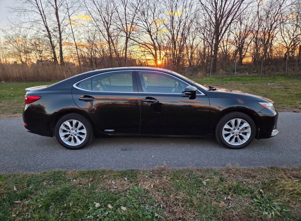 2013 Lexus ES 6th Gen - Image 5 of 10