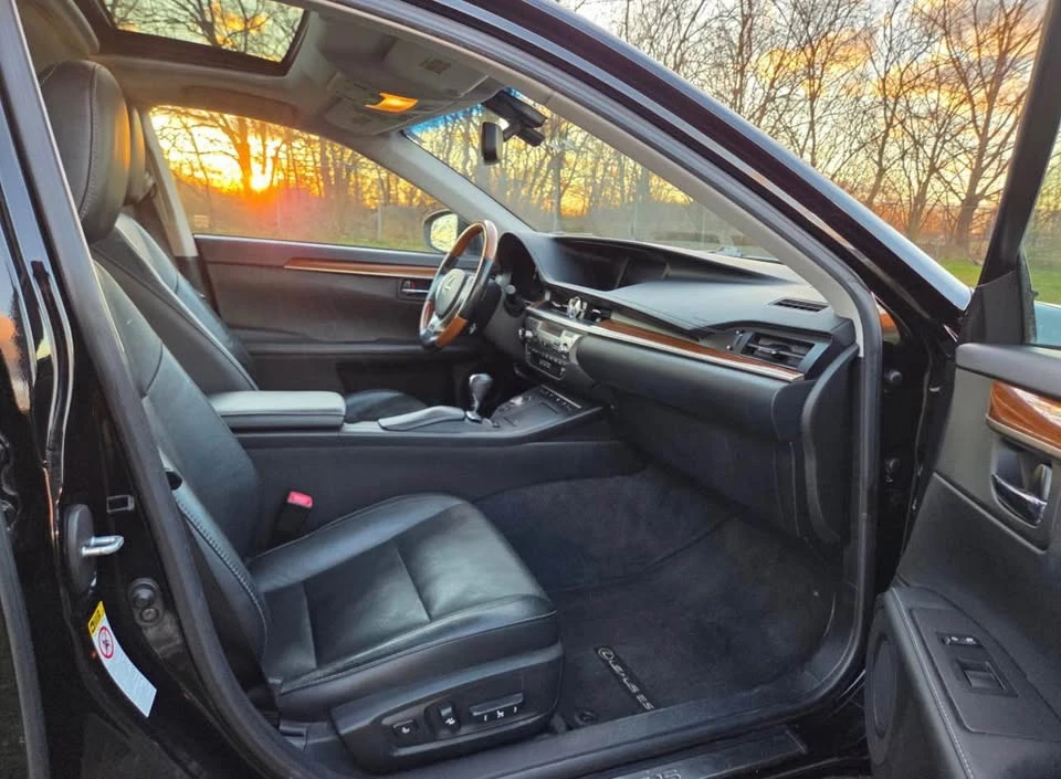 2013 Lexus ES 6th Gen - Image 7 of 10