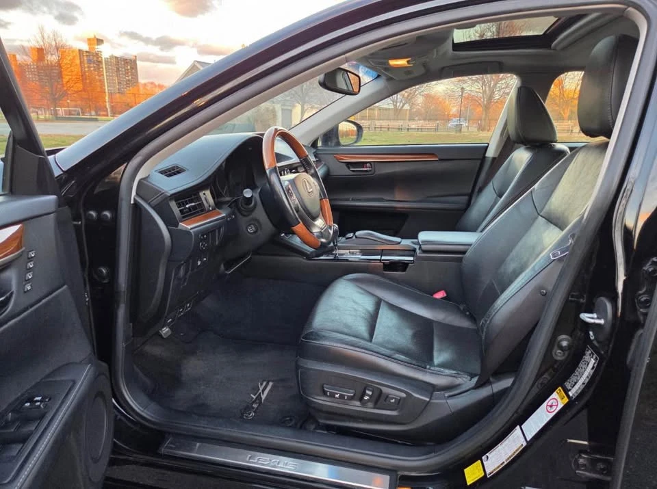 2013 Lexus ES 6th Gen - Image 6 of 10