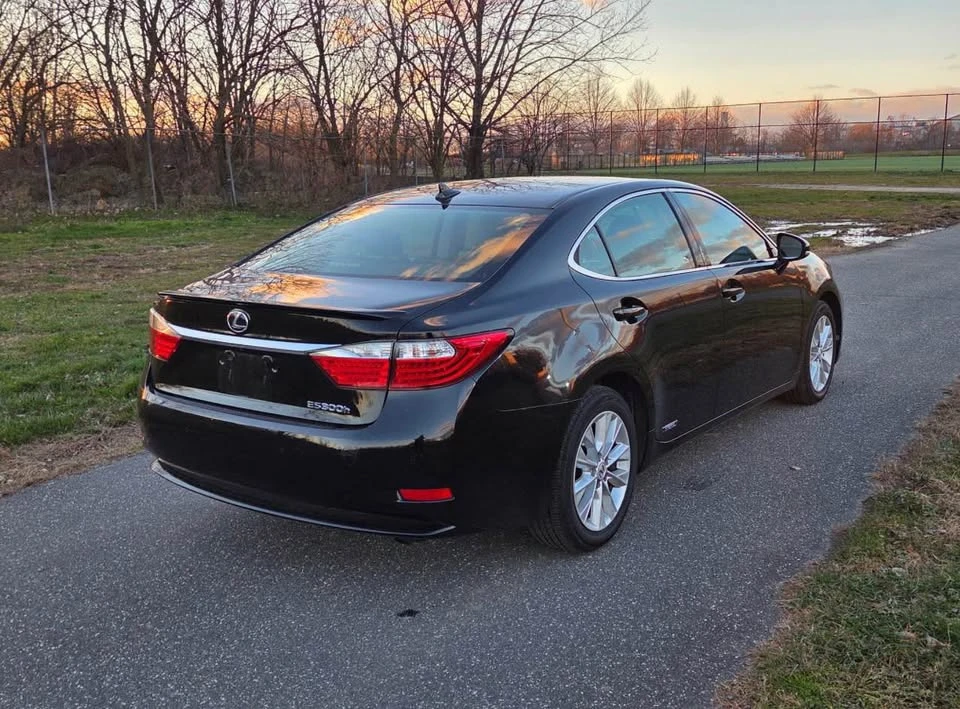2013 Lexus ES 6th Gen - Image 4 of 10