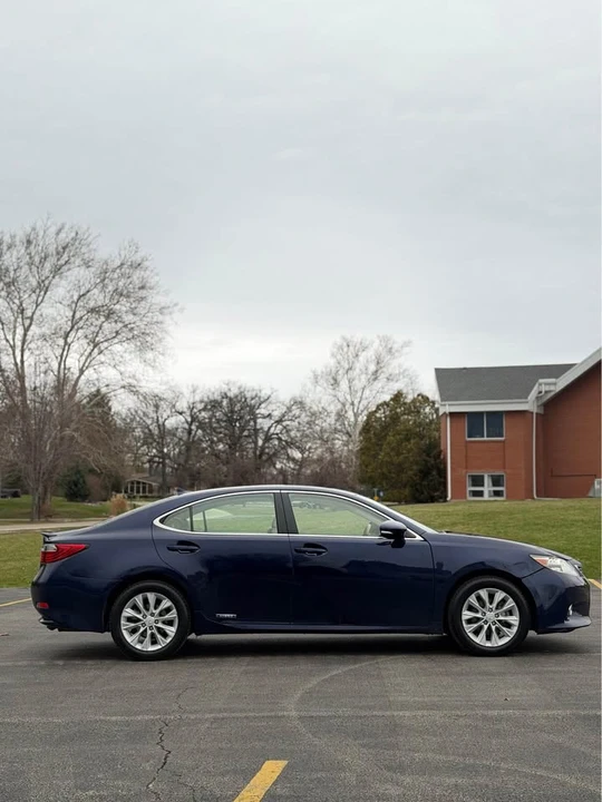 2014 Lexus ES 6th Gen - Image 8 of 10