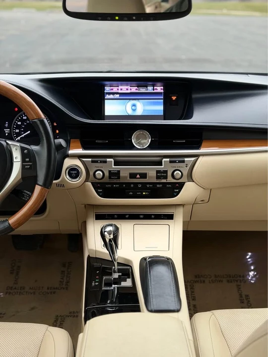2014 Lexus ES 6th Gen - Image 3 of 10